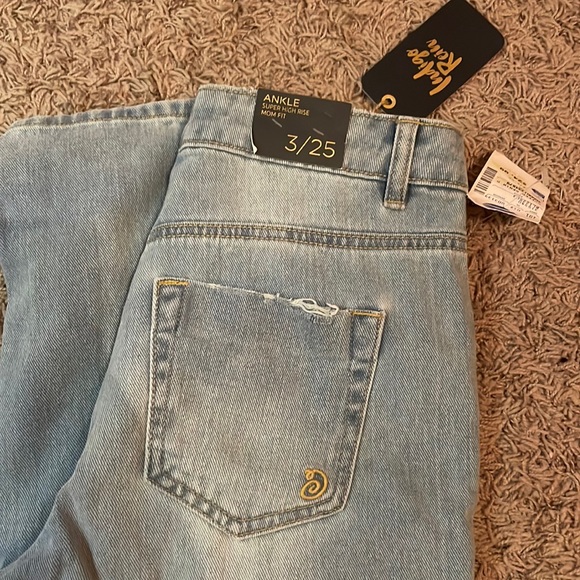 Size 3/25 Mom Jeans NWT - Picture 3 of 3